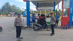 Personil Polsek Air Putih Pengamanan dan Pengecekan Stok BBM di Empat SPBU