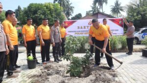 Sambut Hari Bhayangkara ke-80, Polres Batu Bara Laksanakan Penanaman Pohon Serentak Gerakan Indonesia Asri