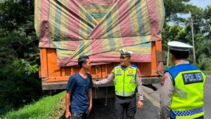 AKP Simon E. Simatupang Pimpin Kegiatan Polantas Karib, Himbau Pengemudi Truk & Bus Jaga Kondisi Kendaraan dan Hindari Mengemudi Lelah