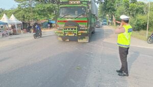 IPDA Sartono dan AIPDA Riadi Awasi Lalu Lintas Sei Bejangkar – Arus Kendaraan Berjalan Teratur