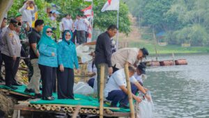 Sambut HUT ke – 81 RI, TP PKK Batu Bara Gaungkan Gerakan Peduli Lingkungan di Danau Laut Tador
