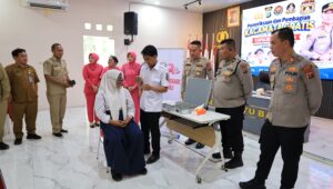 Polres Batu Bara Berikan Pemeriksaan Mata dan Kacamata Gratis kepada 20 Pelajar SD dan SMP