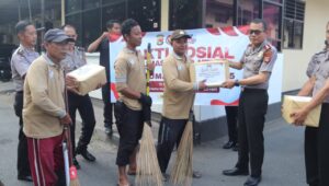 Sambut HUT Humas Polri ke-75, Humas Polda NTB Salurkan 100 Paket Sembako untuk Warga Penerima Manfaat